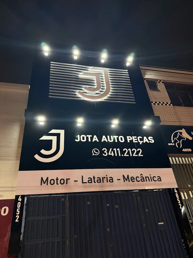 Fachada da Jota Auto Peças à noite, Av. Dom Pedro II